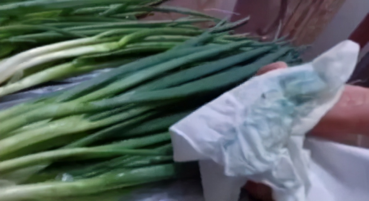 香葱有蓝色残留物能吃吗,葱用纸擦变蓝色可以吃吗