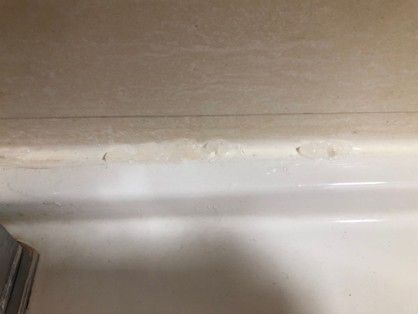 玻璃胶上的霉点怎么去除家用方法,玻璃胶上面的霉点怎么去除