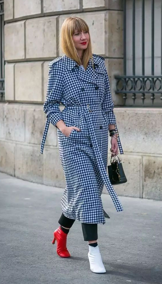 马丁靴就要过时了，今年流行穿鸳鸯鞋，搭风衣大衣特有范