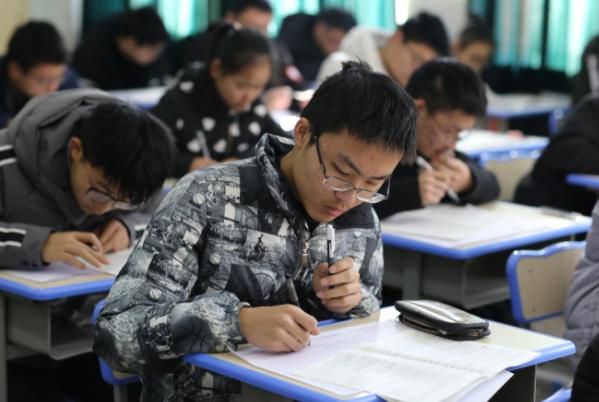 高考成绩不理想怎么办？上专科还是复读愁坏考生，过来人给出答案