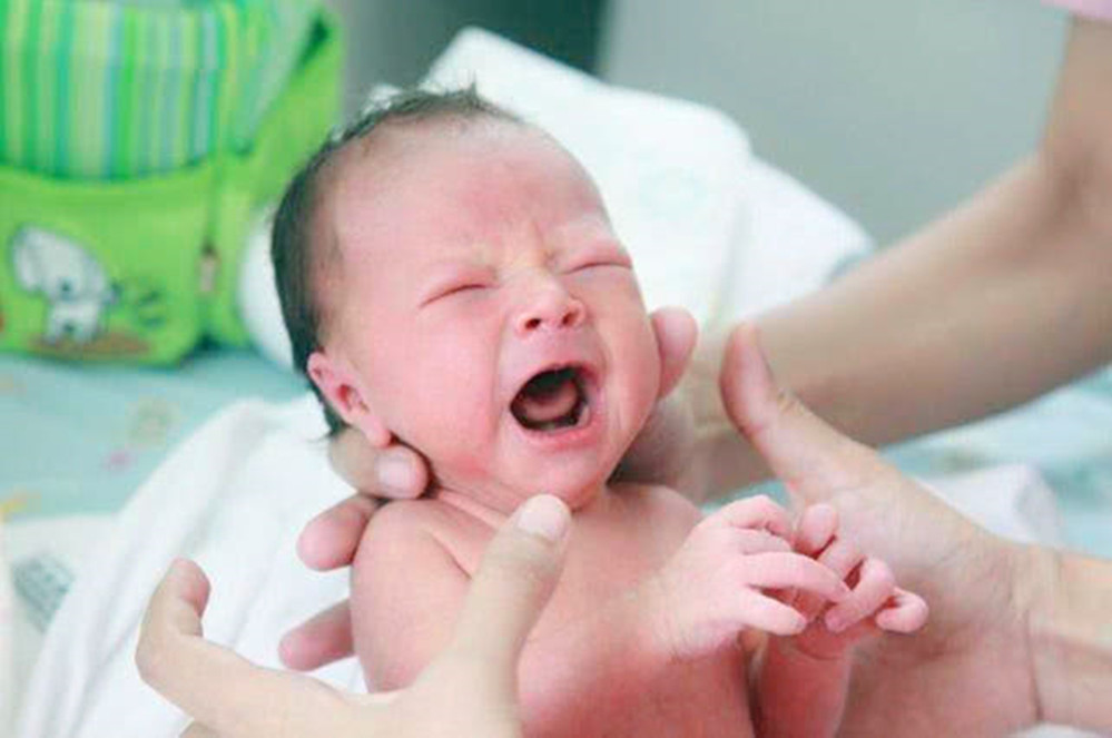 宝宝刚出生一个手势惊呆众人,婴儿刚出生的手势