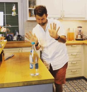 全世界都在挑战瓶盖，但请小心你的韧带