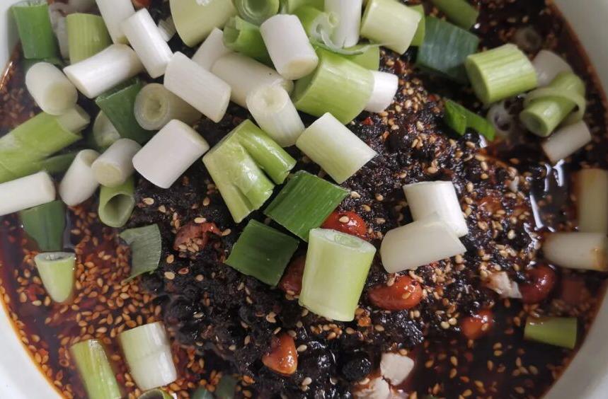 成都开在土桥镇上的腌卤店，凉拌兔丁吃一口就忘不了，开门排长队