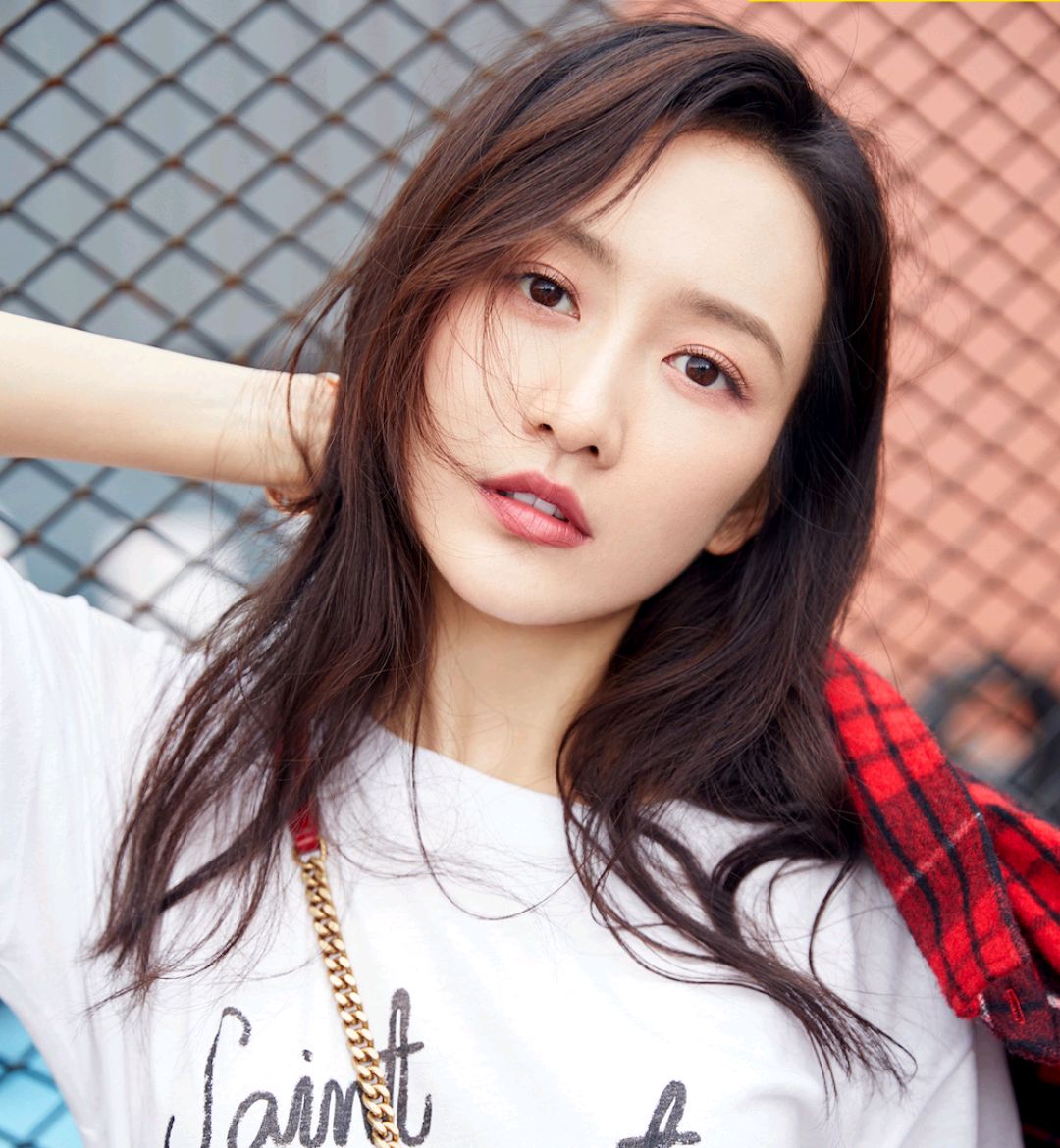 王鸥黄色雪纺衬衫搭白色西装裤,王鸥穿白色长裤