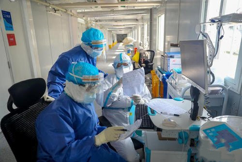 董宇超：密封的护目镜里，他向患者敞开一扇“心灵之窗”