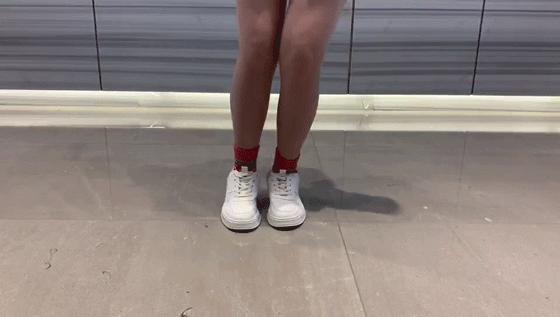 1秒就能变色的小白鞋，只要139元的价格，穿出两双鞋子的效果