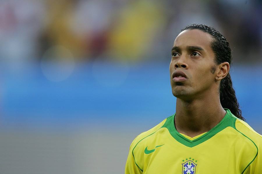 罗纳尔迪尼奥的坎坷人生,从亿万富翁到穷小子怎样跌宕起伏