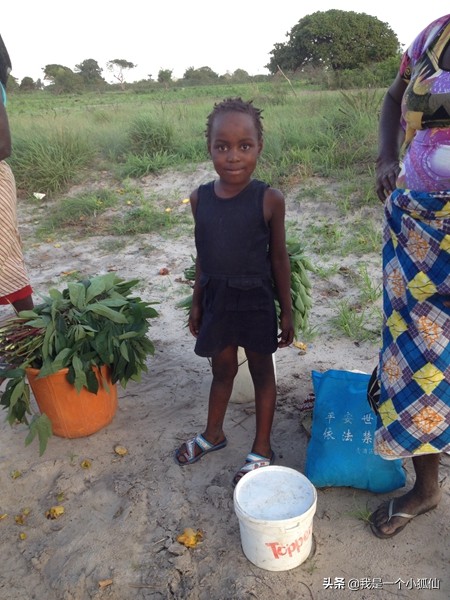 在非洲安哥拉看到的黑人穿带中国字的衣服在非洲安哥拉的日子241