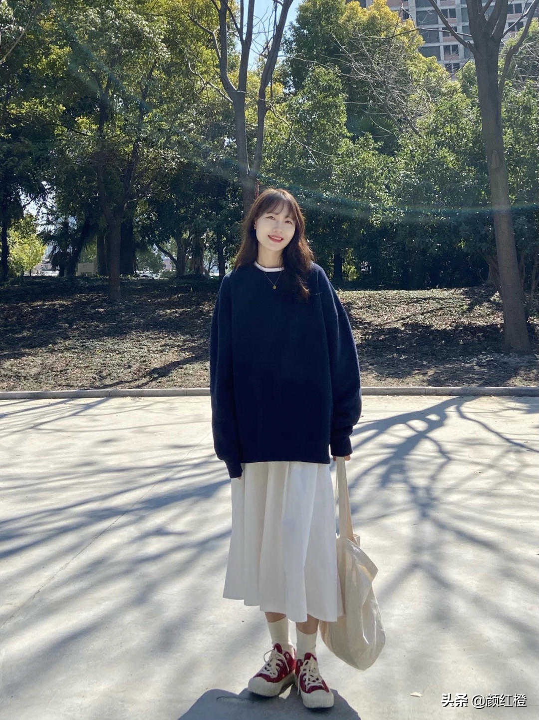 秋天的卫衣搭配思路,秋天卫衣这样穿个性时髦又减龄