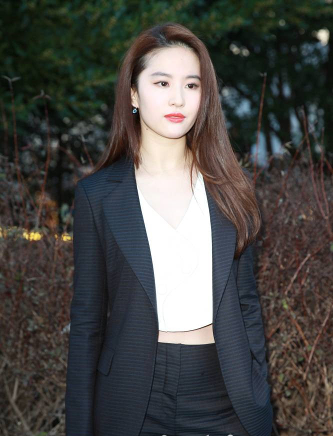 张柏芝胆子好大！穿条黑色礼裙露肚脐太抢镜了，气质形象很到位