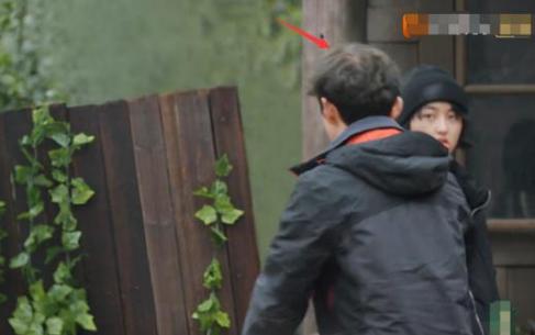 何炅快乐大本营假发,何炅1岁到48岁荧幕颜值变化