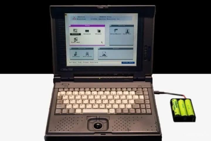 一百多块买个26年前的笔记本，我改了改，还能上网