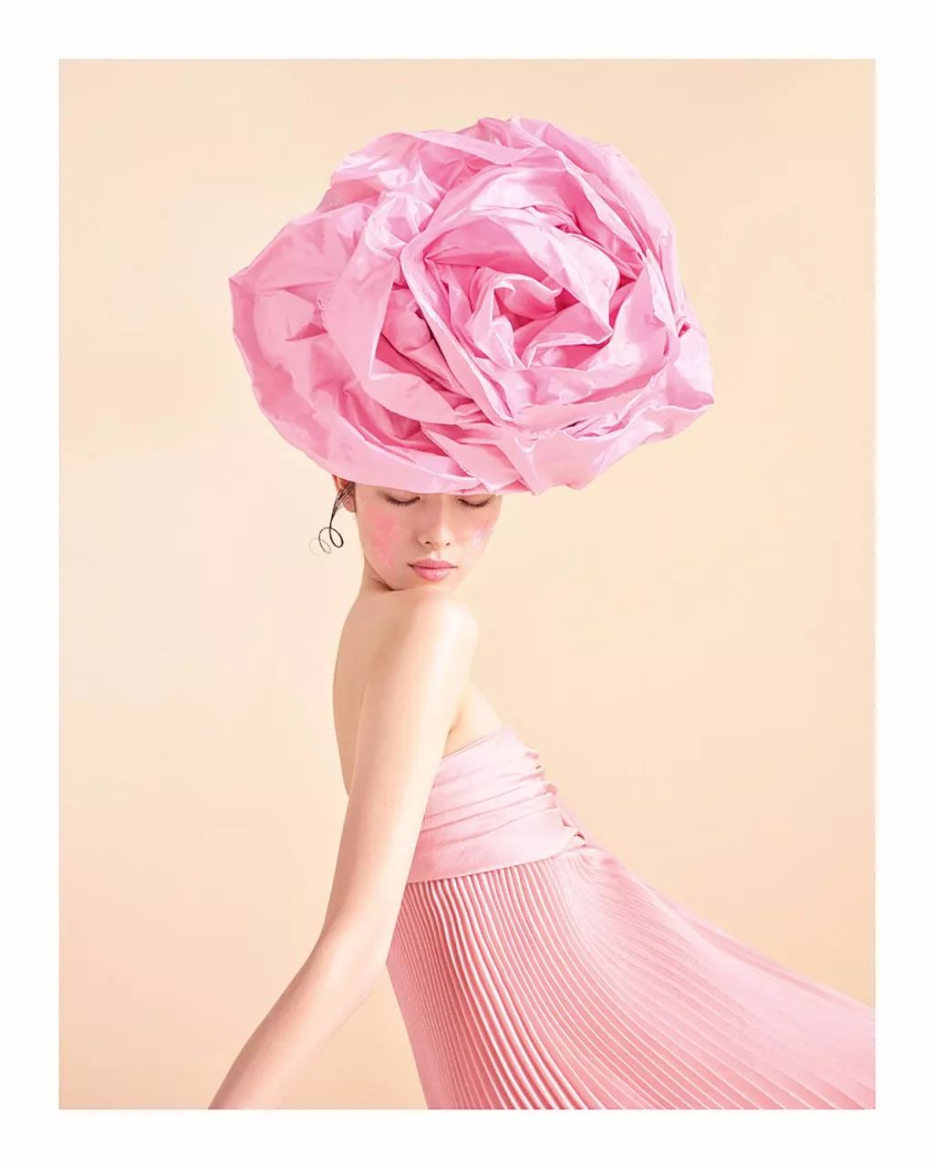 刘雯何穗个人简介,刘雯何穗奚梦瑶走秀视频