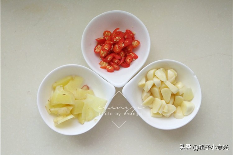 奶奶祖传几十年腌辣椒的秘诀,60岁老奶奶腌辣椒的方法