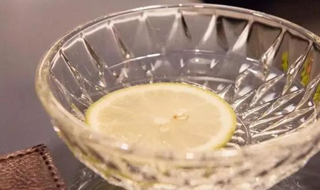 吃西餐服务员会上两杯柠檬水吗 (吃西餐有一杯柠檬水是干嘛用的)