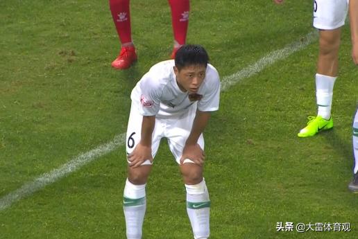 中甲赛场又见功夫足球，一记扫堂腿只得黄牌一张