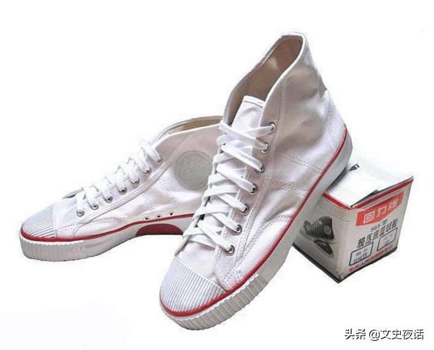 这双红白色国民球鞋，是否也曾伴你走过青春岁月？