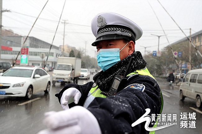 无惧狂风暴雨交警坚守路面护平安,交警不畏严寒