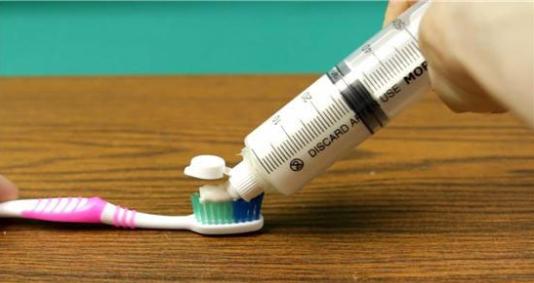 发黄的小白鞋怎么洗白,洗完白鞋怎么避免白鞋子发黄