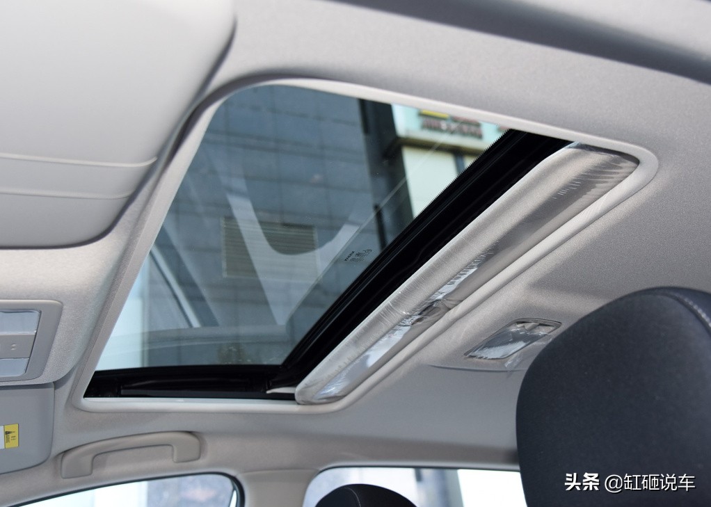 代步小车两厢骐达，空间不小还省油，皮实耐造，自动挡才9万