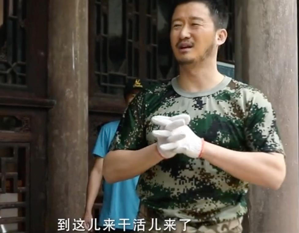 吴京零片酬助演汶川地震改编电影,吴京救灾真实照片
