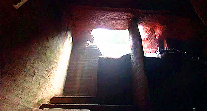 小水塘下藏着巨大山洞,水塘抽干水后专家竟然发现宫殿