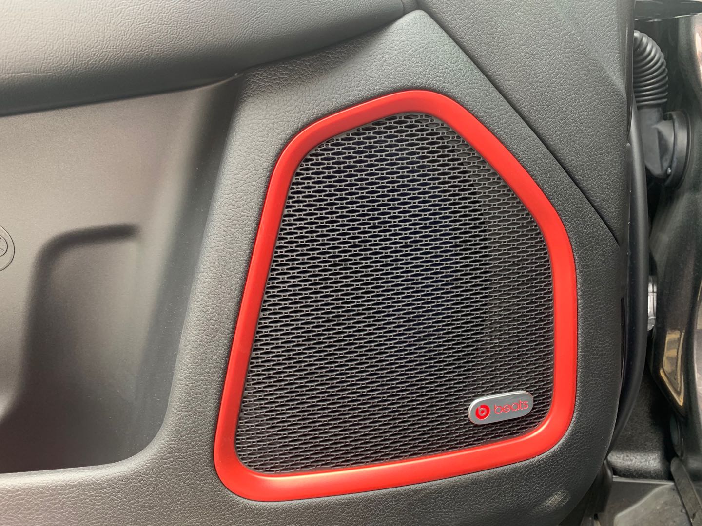 jeep指南者顶配2021,jeep指南者高性能版绕桩测试