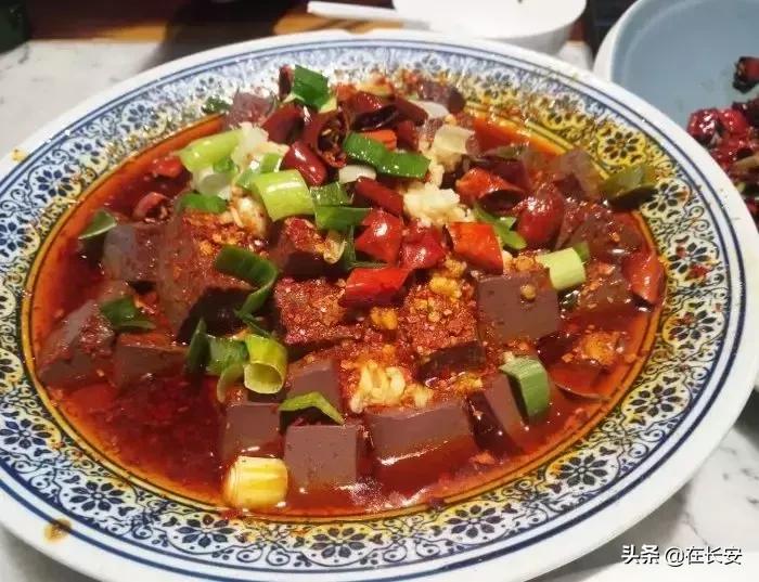 钟楼旁这条890米的老街，藏着一天吃三次都不会腻的馆子！