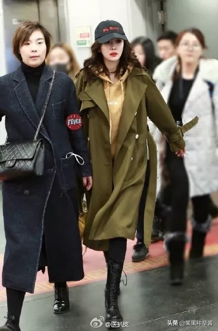 杨幂黑色字母袜王牌对王牌,杨幂格子衫高筒靴秀逆天长腿