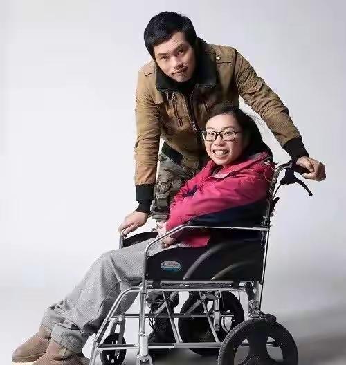 梦想自驾环游中国的轮椅夫妻,男生骑自行车带轮椅女环游中国