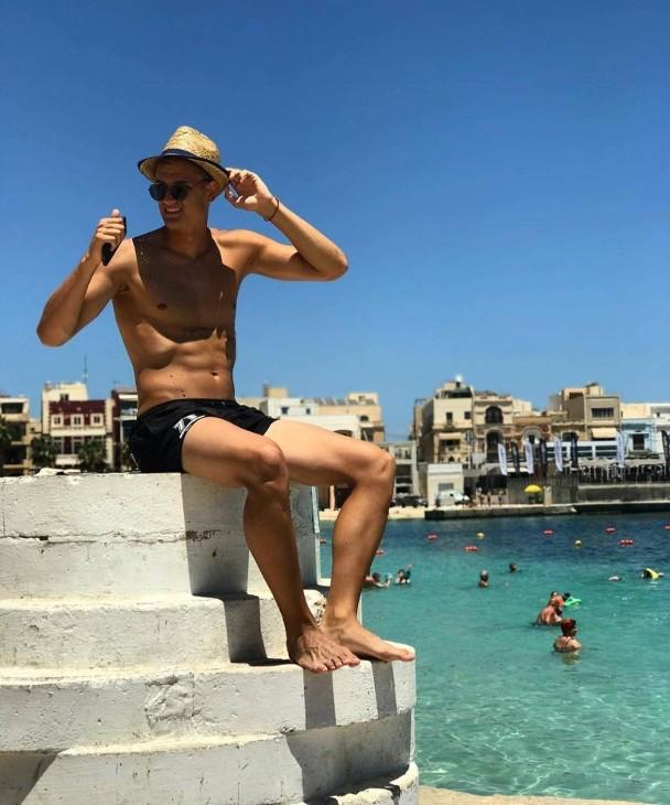 恭喜！27岁TVB亲生女与球员姐弟恋，父亲是身家十亿的LED灯大王