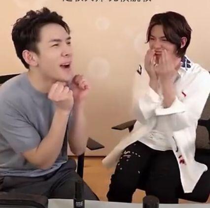 杨幂高调现身李佳琦直播间,杨幂穿涂鸦短裙现身李佳琦直播间