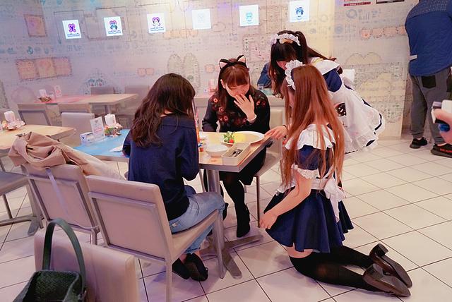 实拍日本大阪“女仆店”,满满可爱风,美少女跪在地上为客人服务