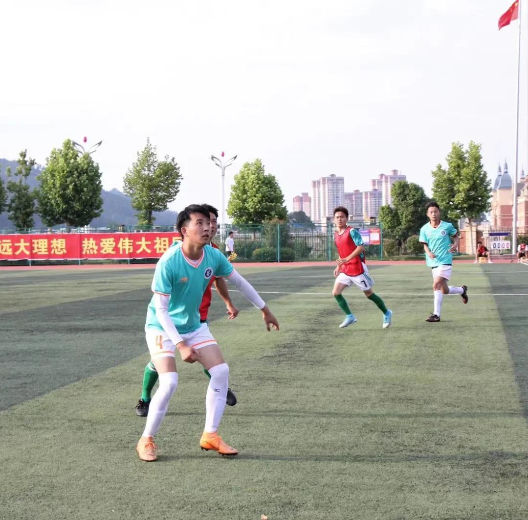 汗水留在足球场,这个夏天绿茵场足球