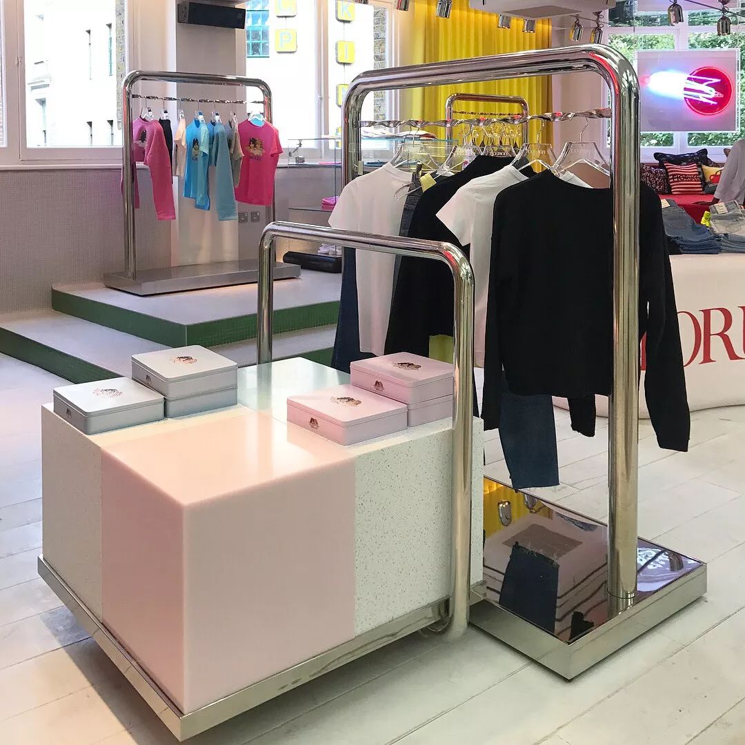 人间芭比lisa白色衣服跳舞,人间芭比lisa穿蓝衣服跳舞