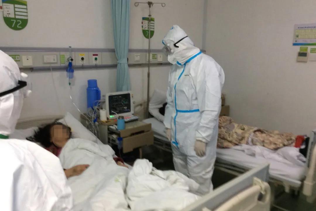 他是国家卫健委高级别专家组成员，接手武汉同济医院ICU后，毅然插了第一根管！