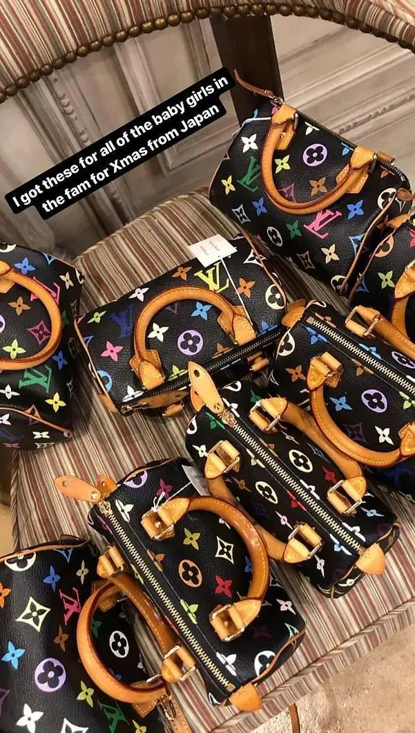 卡戴珊送妈妈生日礼物,卡戴珊送给瓦妮莎礼物