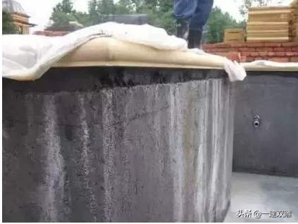 混凝土表面起灰怎么回事,混凝土表面起白碱