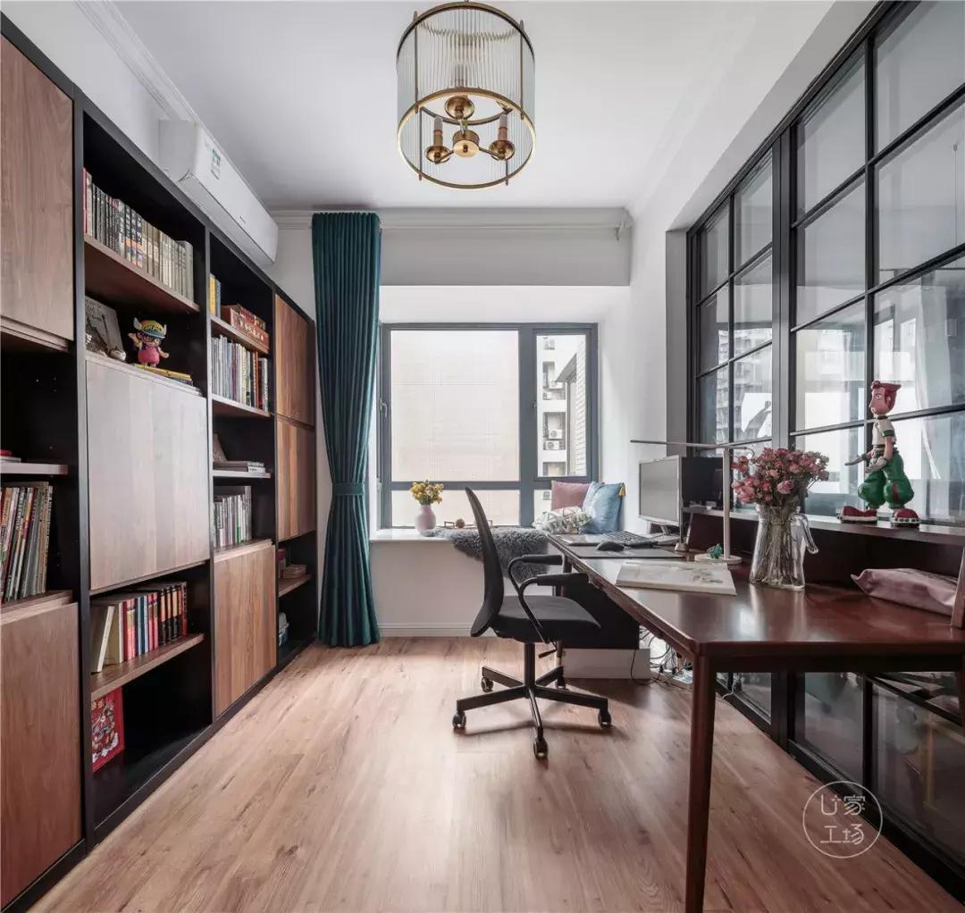 这种黑框玻璃门简直和小户型绝配,一切小黑屋都能被玻璃砖治愈