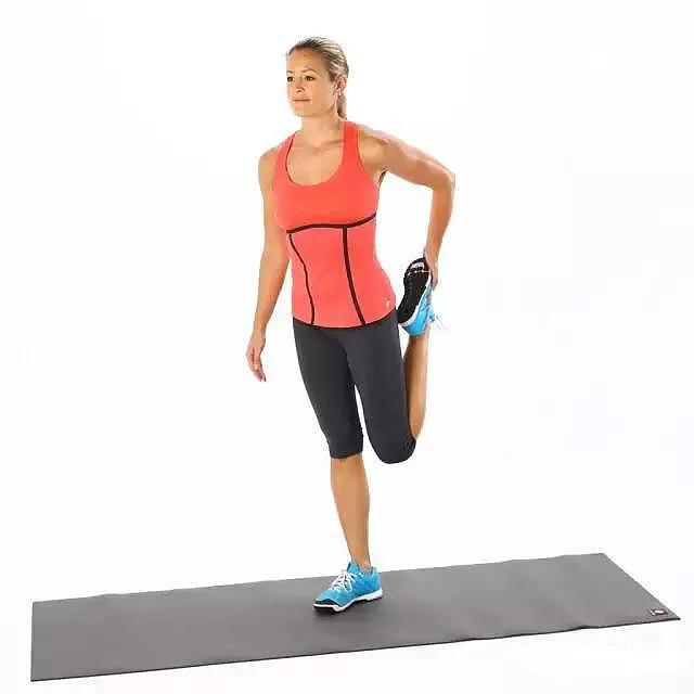 大腿前侧凸起一块肉怎么回事,大腿前侧突出什么样子