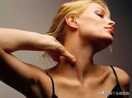 一分钟拉伸颈部瑜伽体式,改善脖子后面大包的瑜伽方法