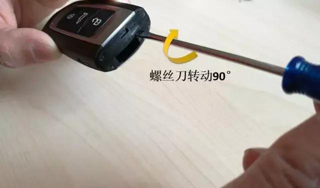 高尔夫遥控钥匙怎么更换电池,手把手教你更换遥控钥匙电池