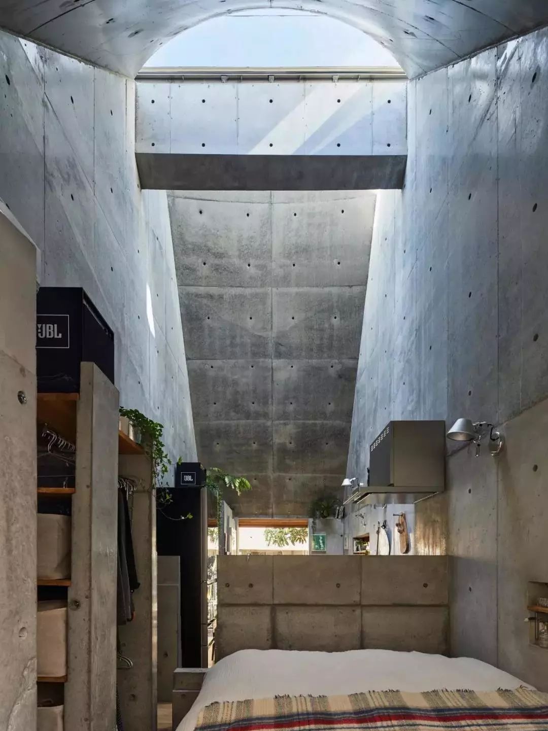 耗资80万建造豪宅出租给退休夫妇,她用14年建400平米花园