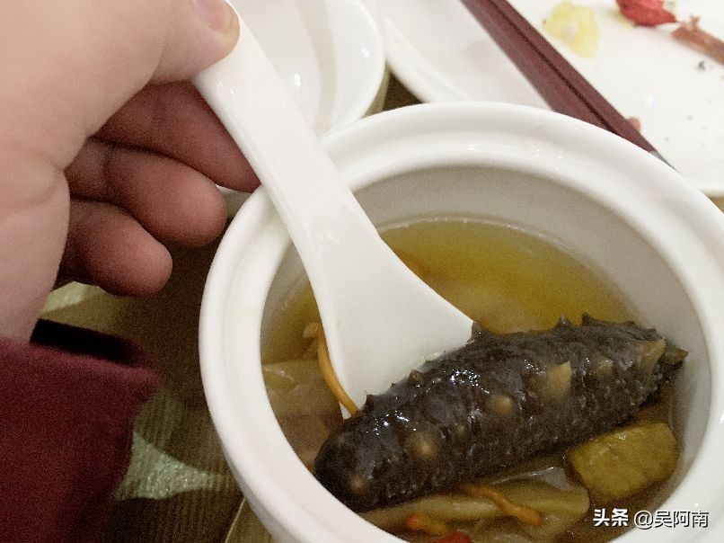 土豪请客吃饭300元,土豪一桌宴席500万