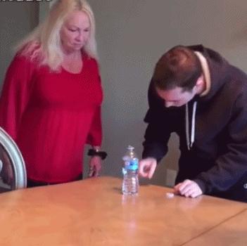 贾玲在沙发上翘二郎腿搞笑图片,贾玲跷二郎腿动图下载