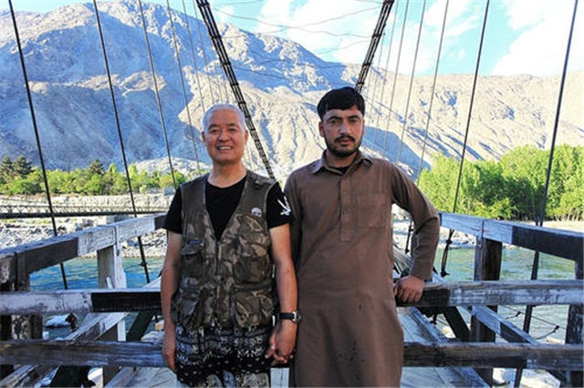 在中国边境线军营蹭饭的外国军人,中国边境没有围栏吗