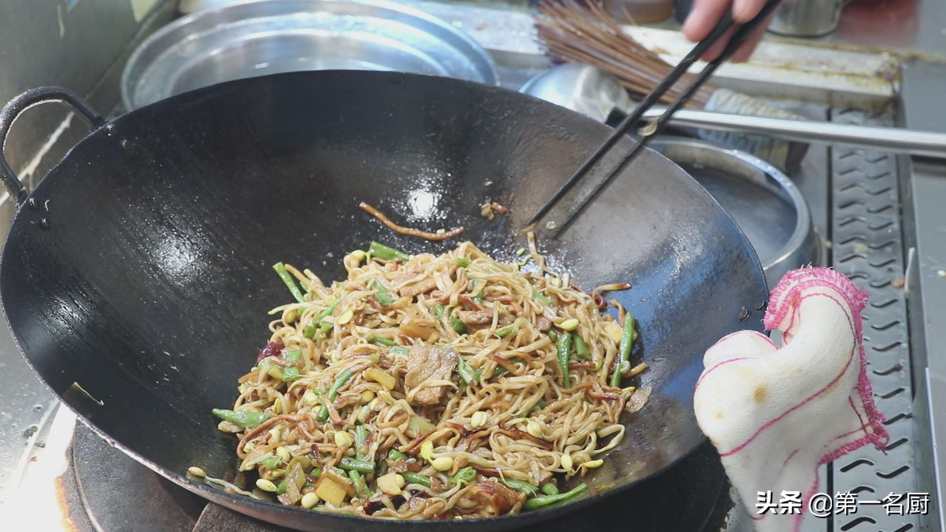 生面条直接放菜上蒸面条家常做法,生面条的炒法视频大全