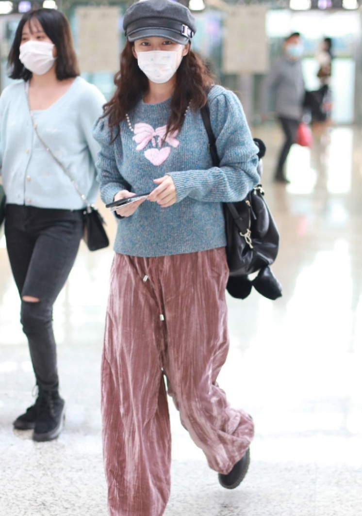 丝绒中长款高级感,今年就穿复古的衣服