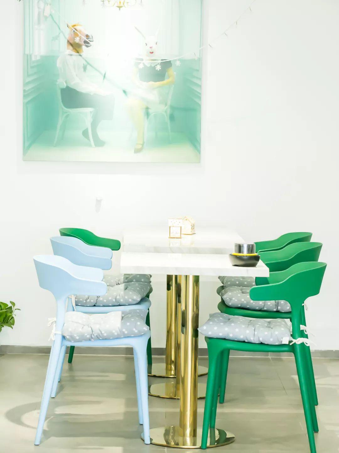 双色的双层小店，晚上有满天星星，呆足一天也不够