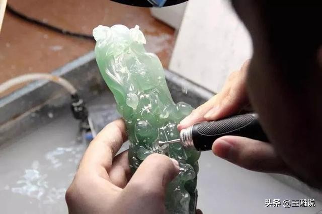 有裂的翡翠不可怕，只要设计题材好，雕工处理好，照样出精品